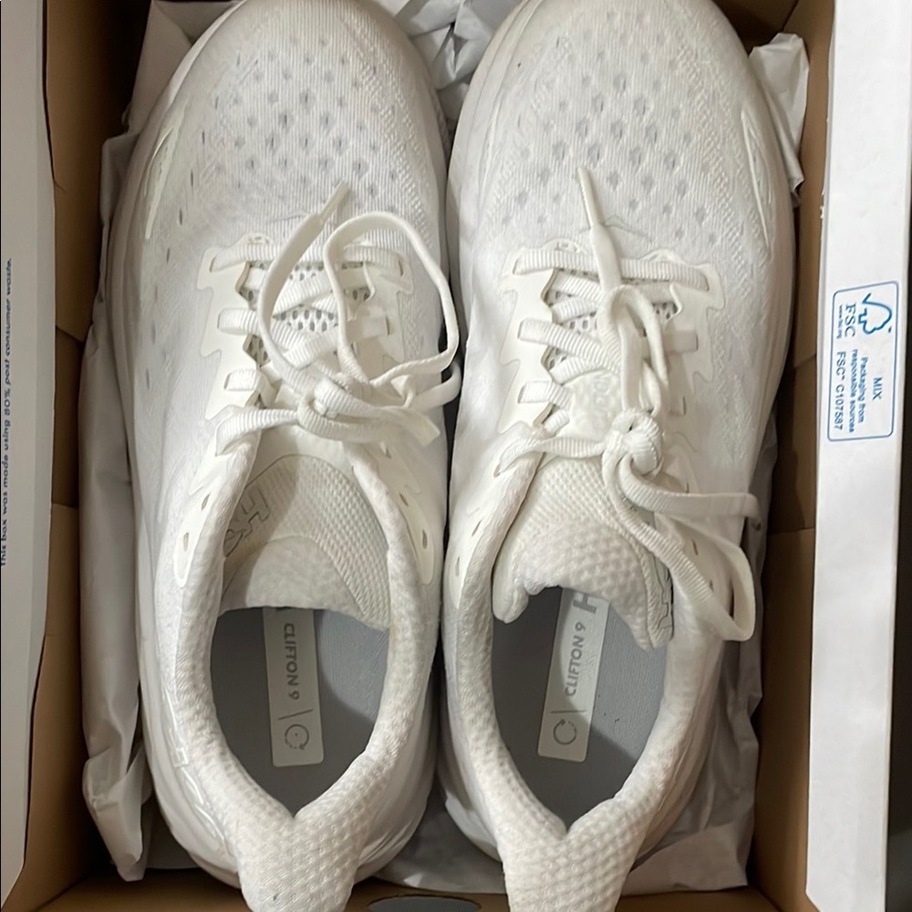 White Hoka Clifton 9 - size 8